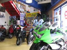 １F新車ショールーム