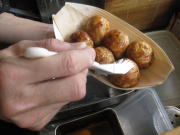 だししょうゆをぬってます