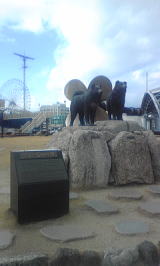 タローとジローの像