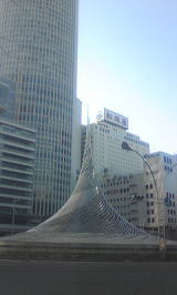 ツインタワー前の建造物